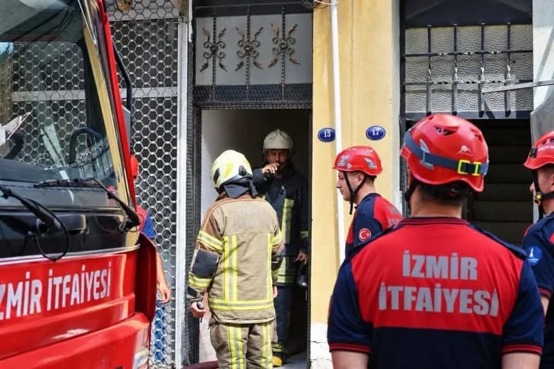 Alevleri ve dumanı gören çevredeki vatandaşların 112 Acil Çağrı Merkezi'ne yaptığı ihbar üzerine adrese İzmir Büyükşehir