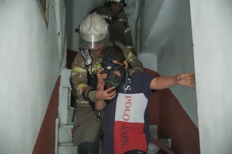 İzmir Bayraklı’da üç katlı binada çıkan yangında itfaiye ekipleri müdahale ediyor