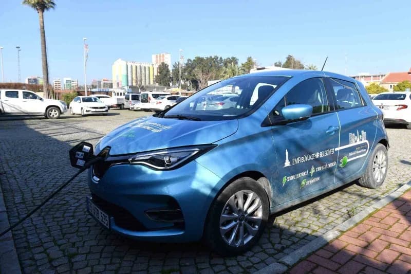 100 Elektrikli Araç filosuna sahip İzmir Büyükşehir Belediyesi, fosil yakıtlı araçlara göre yakıt maliyetinde yüzde 81 t