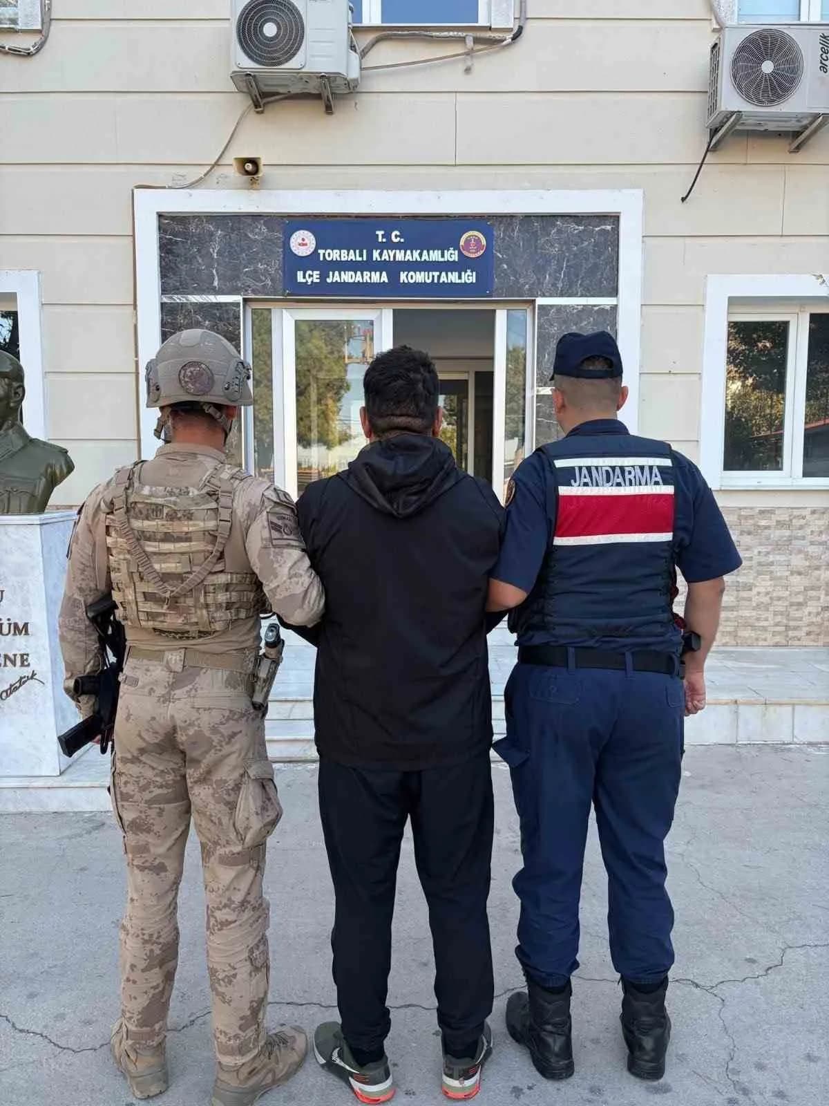 İzmir jandarma ekipleri arazide firarileri yakalama operasyonu gerçekleştiriyor