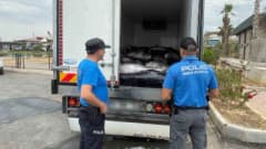 İzmir Güzelbahçe’de deniz polisi tarafından ele geçirilen kaçak mavi yüzgeçli orkinoslar ve araçlar