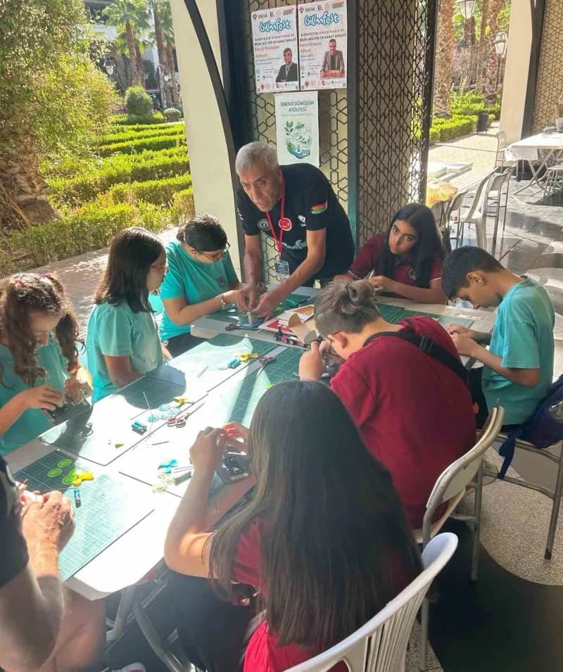 İzmir'de öğrencilerin Bilim okuryazarlığını artırmak ve bilimi toplumun her kesimiyle buluşturmak amacıyla 3'üncüsü düze