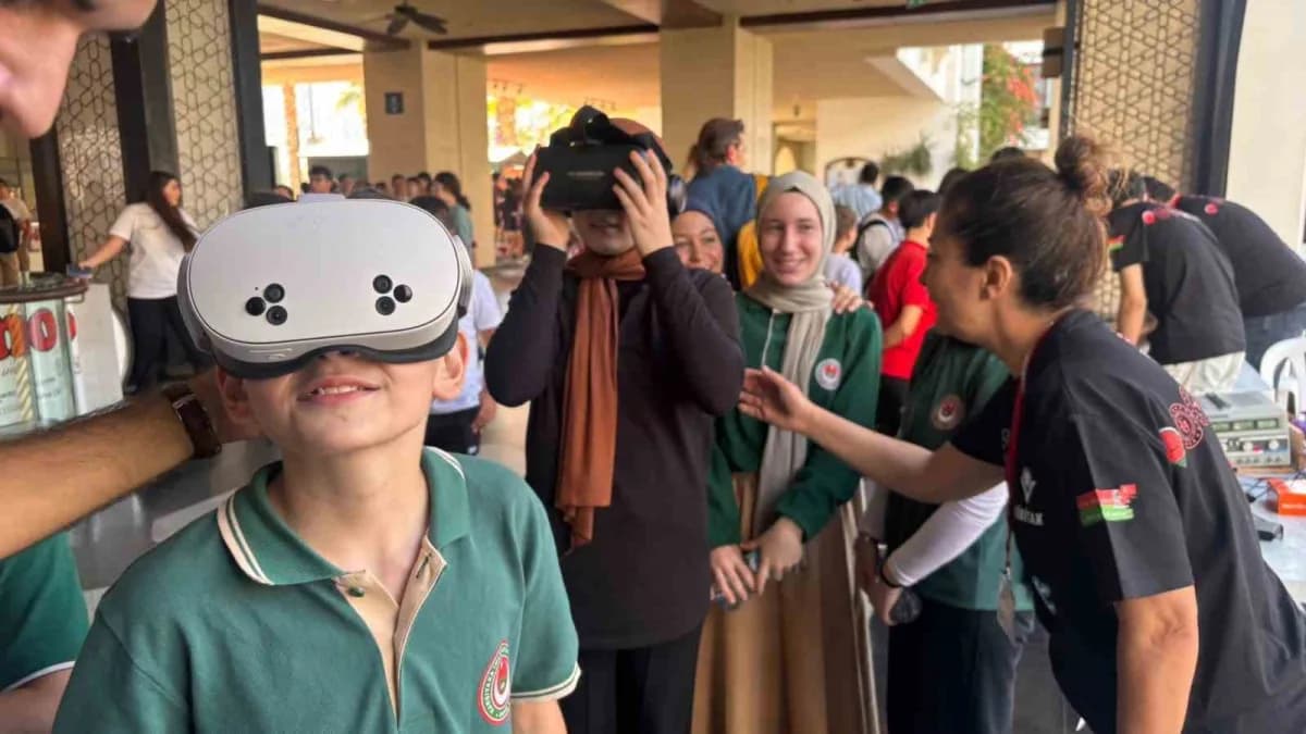 İzmir Karşıyaka’da düzenlenen Bilim, Kültür ve Sanat Şenliği kapsamında öğrenciler atölyelerde bilim ve sanat etkinlikle