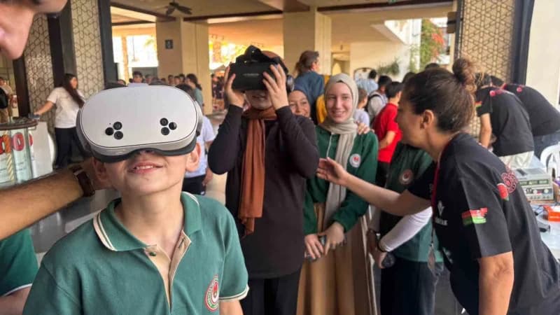 İzmir Karşıyaka’da düzenlenen Bilim, Kültür ve Sanat Şenliği kapsamında öğrenciler atölyelerde bilim ve sanat etkinlikle