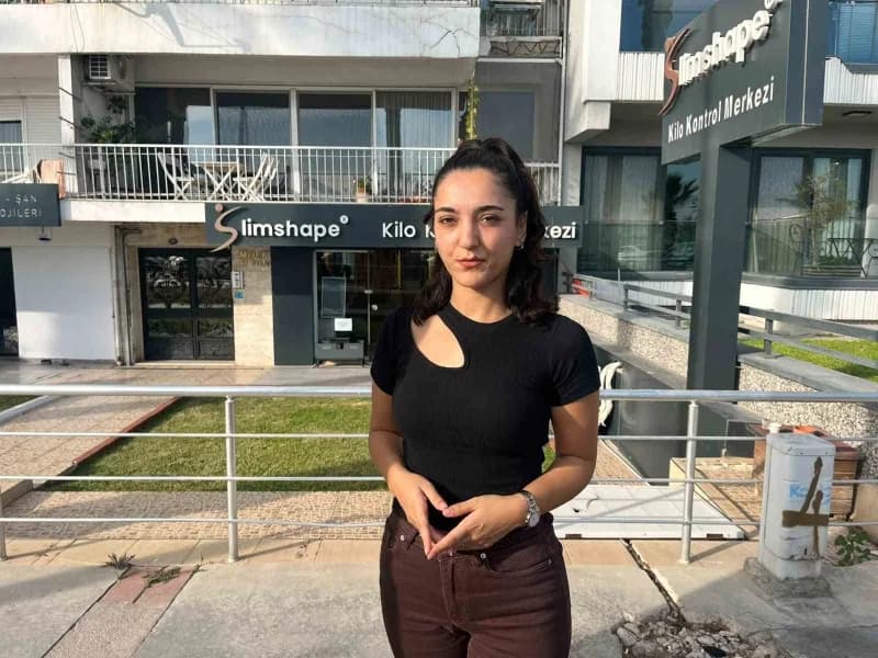 İzmir Karşıyaka'da bir spor salonunun duş bölümünde gizli kamera iddiası üzerine inceleme yapan polis ekipleri