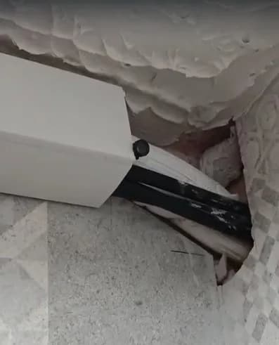 İzmir'in Karşıyaka ilçesindeki bir kilo verme merkezinin duş bölümünde gizli kamera bulundu. Kamerayı fark eden kadın mü