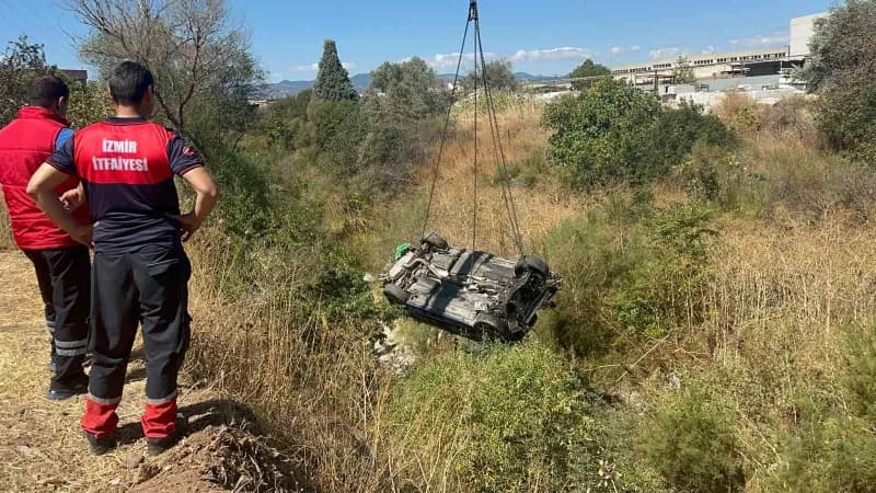 İzmir Kemalpaşa'da virajı alamayan otomobil akarsu havzasına uçtu, olay yerinde sağlık ve jandarma ekipleri