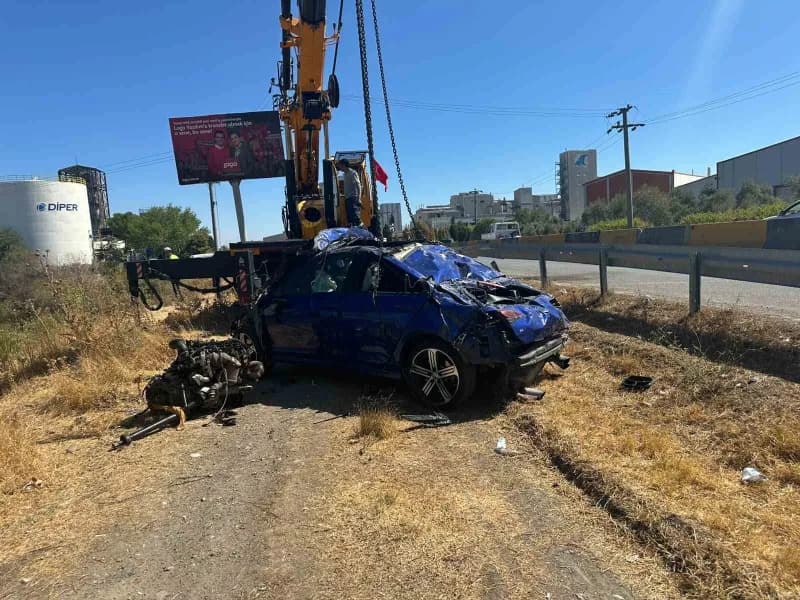 İzmir'in Kemalpaşa ilçesinde sürücüsünün virajda kontrolünü kaybettiği otomobil akarsu havzasına devrildi. Feci kazada 1