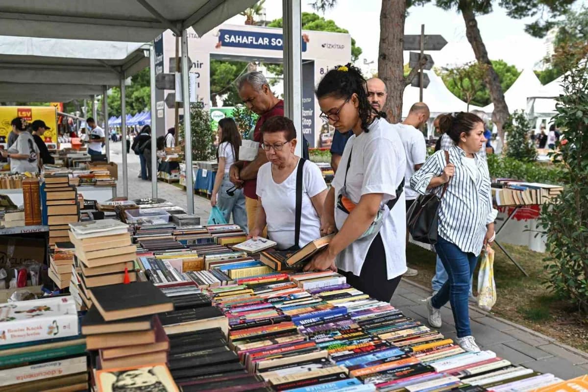 İZKİTAP, sonbaharın kendine özgü atmosferinde bir kez daha İzmir’in kalbi Kültürpark’ta kitapseverleri buluşturuyor.
