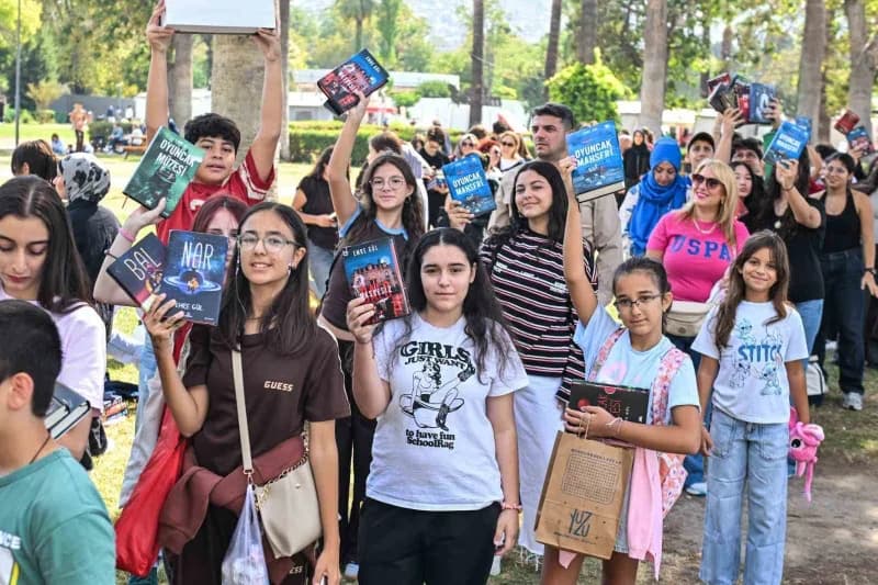 Kültürpark’ta 8. İzmir Kitap Fuarı’nda yazarlar ve kitapseverler imza ve söyleşi etkinliklerinde bir arada