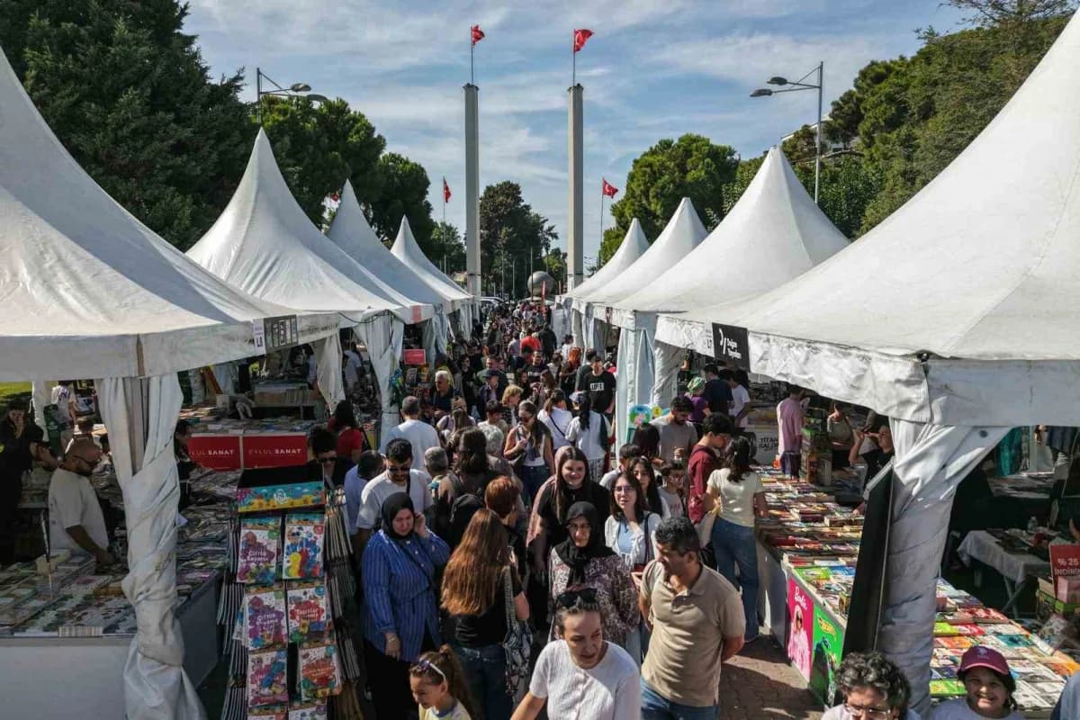 8. İzmir Kitap Fuarı İZKİTAP, hafta sonunun ilk gününde yoğun ilgi gö