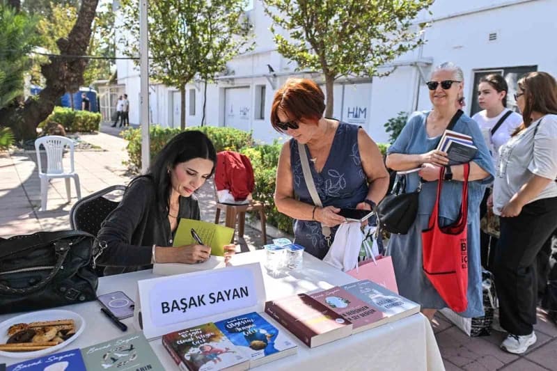 8. İzmir Kitap Fuarı İZKİTAP, hafta sonunun ilk gününde yoğun ilgi gö