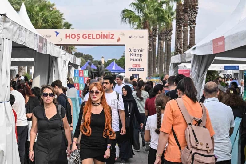 8. İzmir Kitap Fuarı İZKİTAP, hafta sonunun ilk gününde yoğun ilgi gö