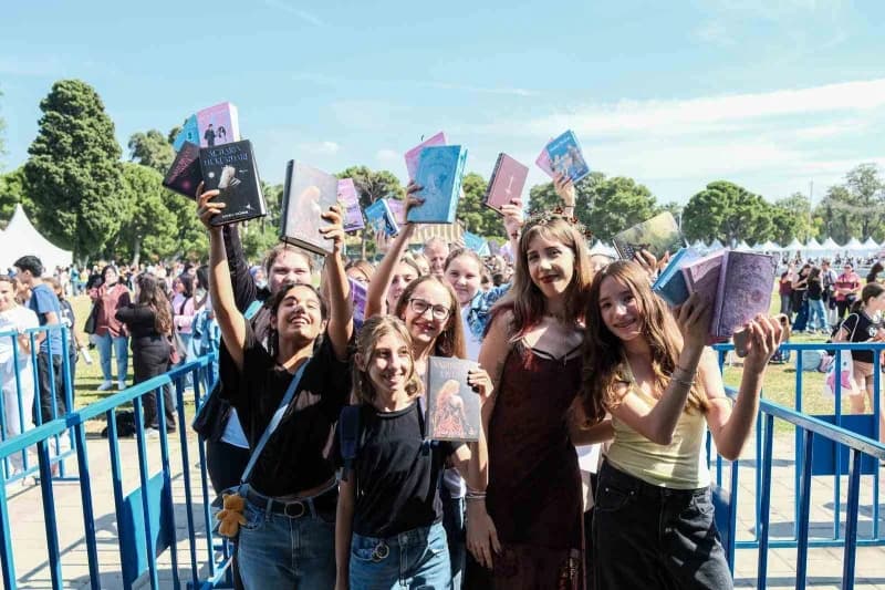 8. İzmir Kitap Fuarı İZKİTAP, hafta sonunun ilk gününde yoğun ilgi gö