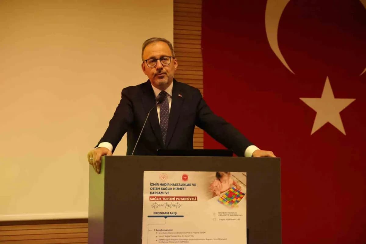 İzmir Şehir Hastanesi önünde toplanan sağlık çalışanları ve yetkililer nadir hastalıklar ve otizm toplantısında
