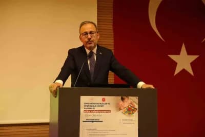 İzmir Şehir Hastanesi önünde toplanan sağlık çalışanları ve yetkililer nadir hastalıklar ve otizm toplantısında
