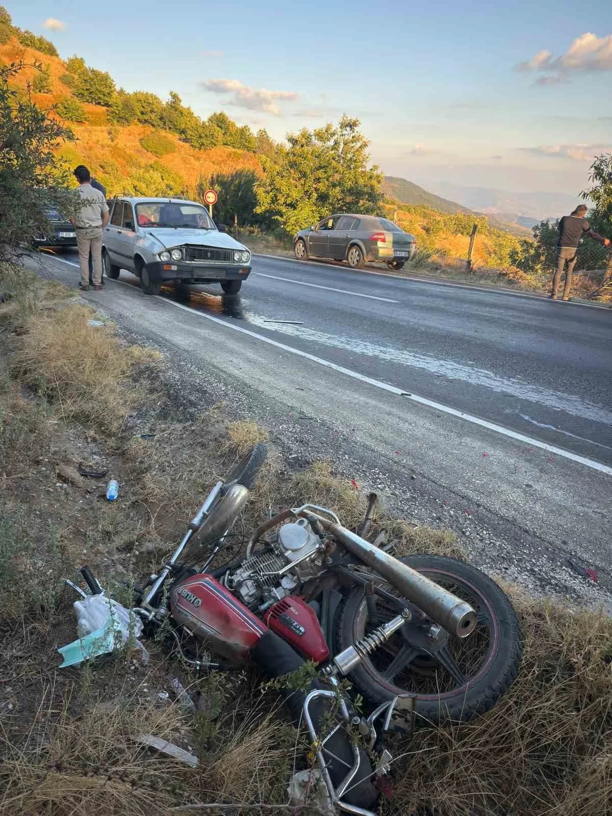Otomobilin yol kenarında duraklayan motosiklete ve yanında bekleyen sürücüsüne çarpması sonucu meydana gelen trafik kaza