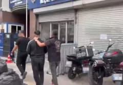 İzmir’de polis ekiplerinin şafak operasyonu sırasında gözaltına alınan şahıslar