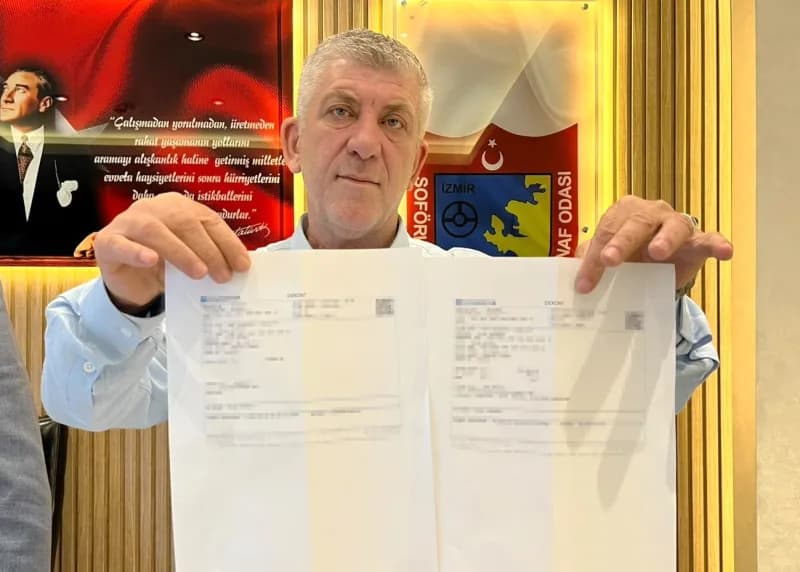 İzmir’de taksi şoförü Celal Sarıoğlu, yanlışlıkla hesabına yatırılan 920 bin lirayı müşterisine iade ederken