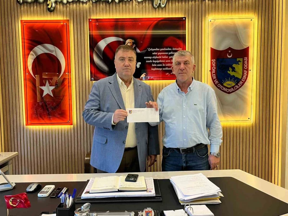 İzmir Şoförler ve Otomobilciler Esnaf Odası Başkanı Erkan Özkan (Solda), hesabına yanlışlıkla gönderilen 920 bin lirayı