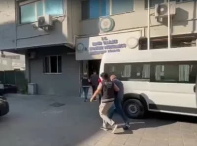 İzmir’de galerici görünümlü tefeci şebekesine yönelik polis operasyonu sırasında ele geçirilen silahlar ve nakit para