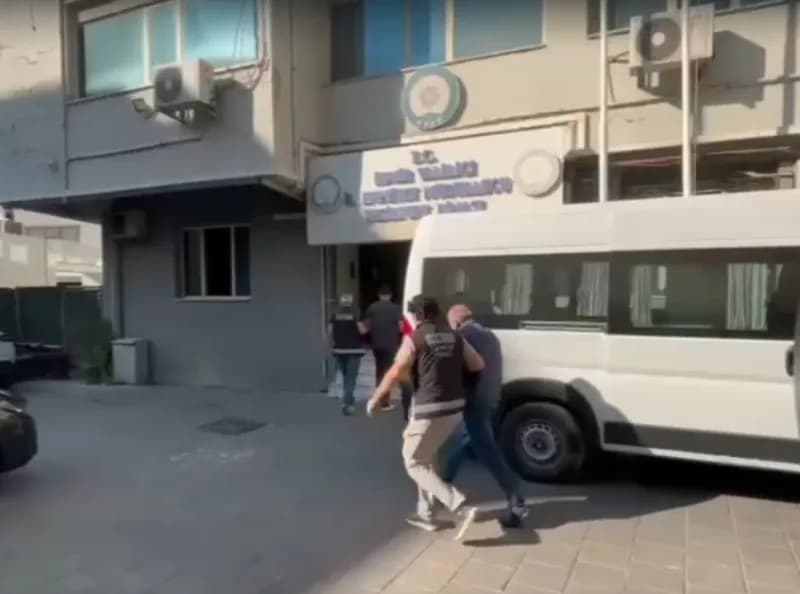 İzmir’de galerici görünümlü tefeci şebekesine yönelik polis operasyonu sırasında ele geçirilen silahlar ve nakit para