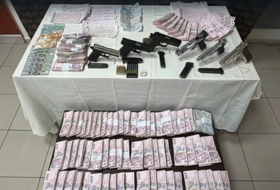 İzmir'de galericilik faaliyeti adı altında vatandaşlara yüksek faizle borç para verip, silah zoruyla senet imzalatarak y