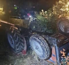 İzmir Kiraz ilçesinde devrilen traktörün altında kalan sürücünün olay yeri görüntüsü