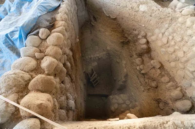 İzmir’de Yeşilova Höyüğü’nün yanı başındaki Yassıtepe’de sürdürülen kazılar, yaklaşık 5 bin yıl önce surlarla çevrili; t