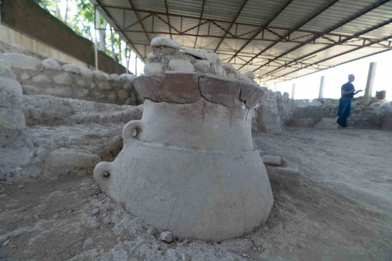 İzmir’de Yeşilova Höyüğü’nün yanı başındaki Yassıtepe’de sürdürülen kazılar, yaklaşık 5 bin yıl önce surlarla çevrili; t