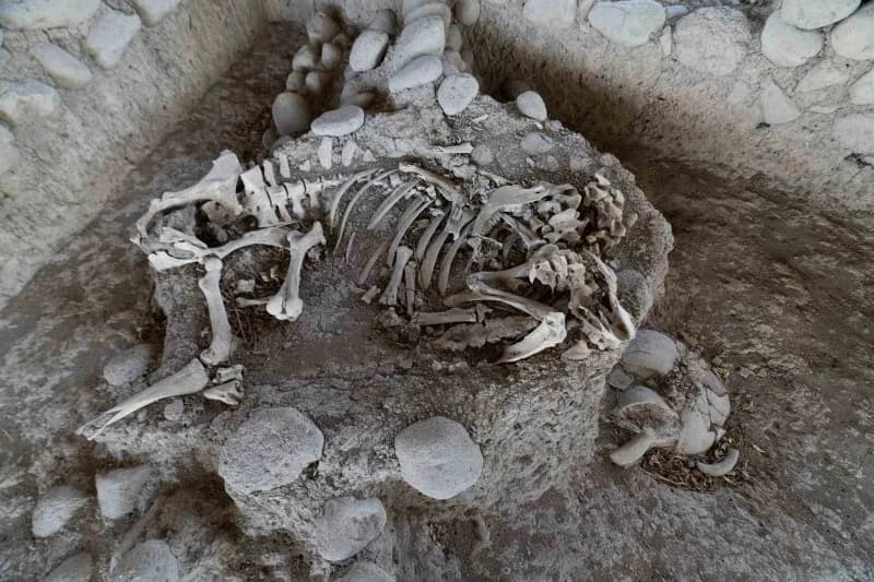 İzmir’de Yeşilova Höyüğü’nün yanı başındaki Yassıtepe’de sürdürülen kazılar, yaklaşık 5 bin yıl önce surlarla çevrili; t