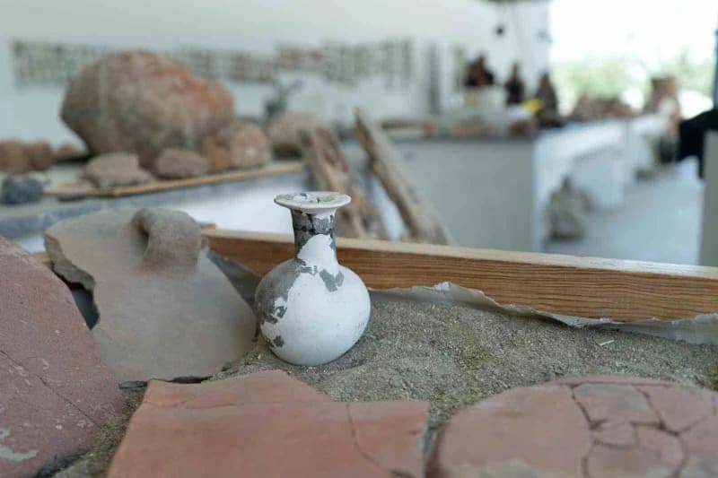 İzmir’de Yeşilova Höyüğü’nün yanı başındaki Yassıtepe’de sürdürülen kazılar, yaklaşık 5 bin yıl önce surlarla çevrili; t