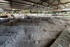 İzmir Yassıtepe Höyüğü kazılarında ortaya çıkarılan 5 bin yıllık planlı kent ve ticaret izleri