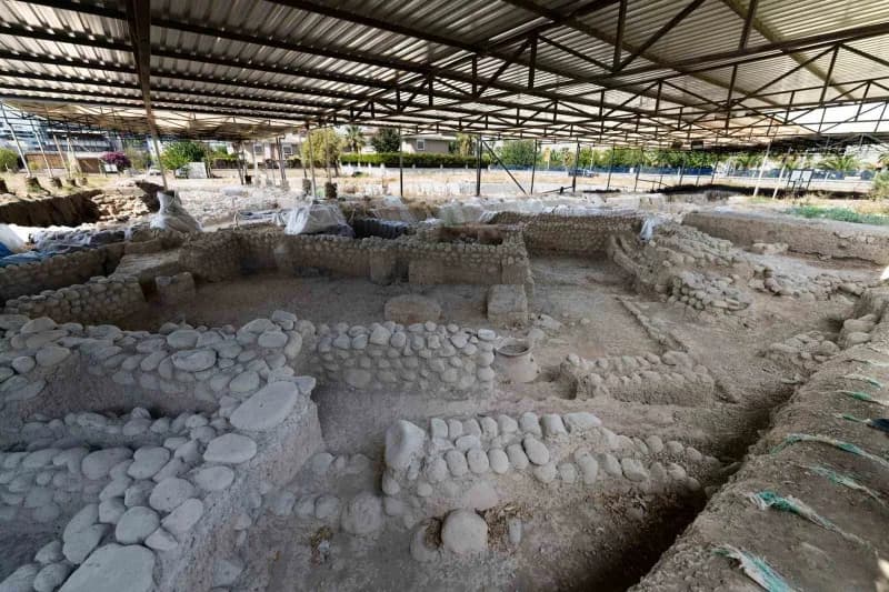 İzmir Yassıtepe Höyüğü kazılarında ortaya çıkarılan 5 bin yıllık planlı kent ve ticaret izleri