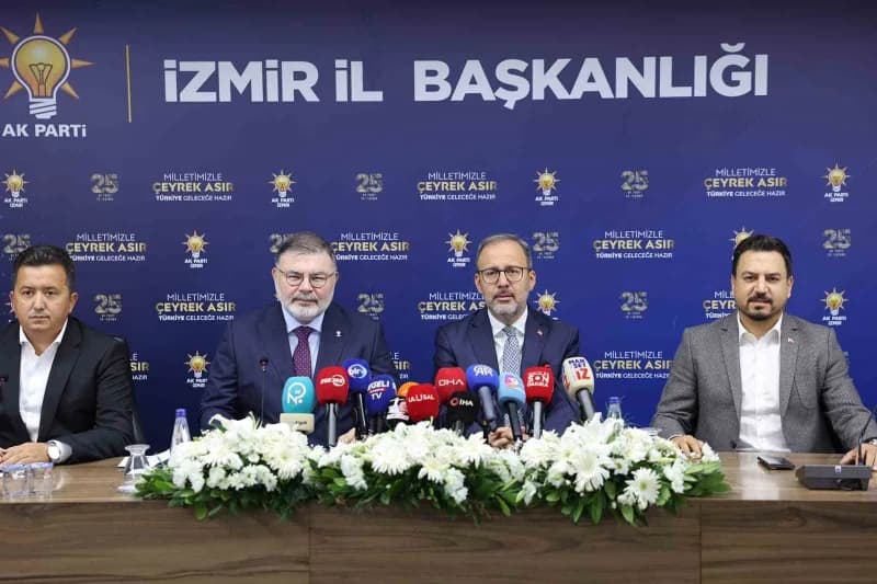 Soldan sağa: Gençlik Kolları Başkan Vekili Ahmet Özdemir, AK Parti İzmir İl Başkanı Bilal Saygılı, Önceki dönem Gençlik