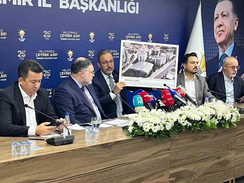 Önceki dönem Gençlik ve Spor Bakanı ve AK Parti İzmir Milletvekili Mehmet Kasapoğlu, İzmir'deki öğrenci yurtlarının kapa