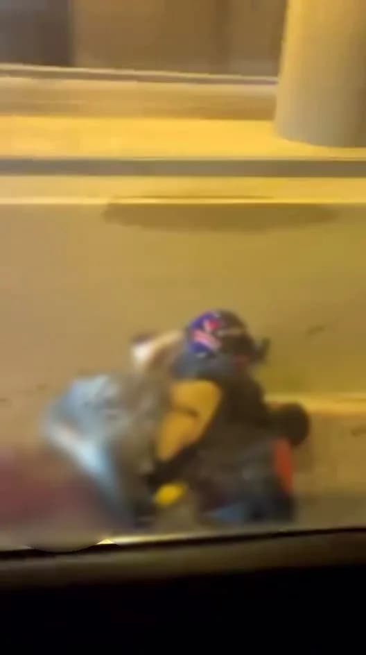 Kocaeli’nin İzmit ilçesinde tünel içinde direksiyon hakimiyetini kaybederek kaza yapan motosiklet sürücüsü olay yerinde