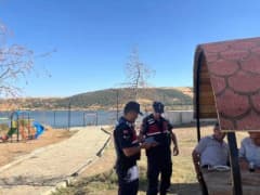 Afyonkarahisar Sandıklı ilçesinde jandarma ekipleri mesire alanlarında denetim yaparken