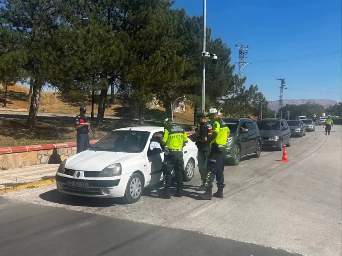 Afyonkarahisar’ın Sandıklı ilçesinde Jandarma ekipleri Akdağ Tabiat Parkı, Hüdai Kaplıcaları ve Akharım Beldesi mesire a