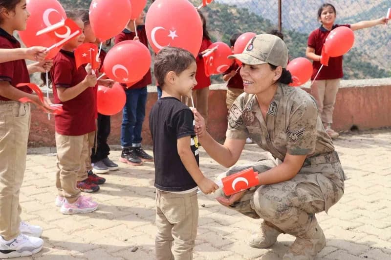 Jandarma ekiplerinden Sason’da öğrencilere anlamlı ziyaret