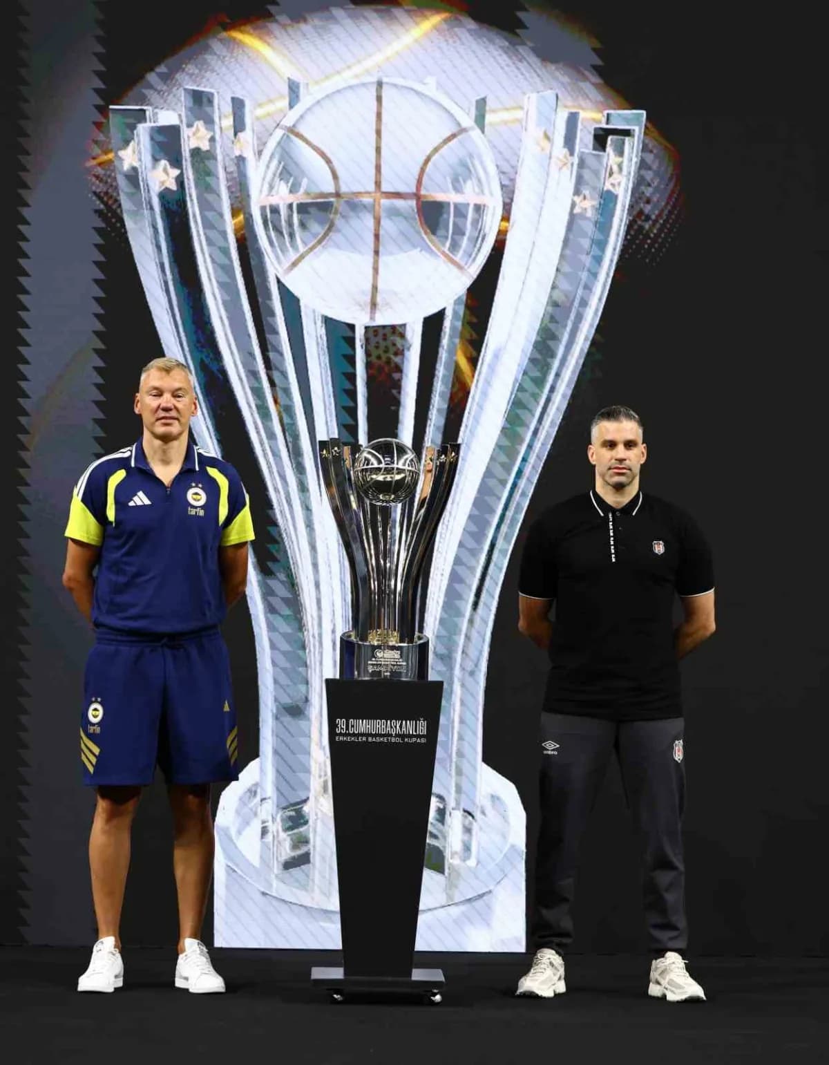 39. Erkekler Cumhurbaşkanlığı Kupası finalinde Fenerbahçe ve Beşiktaş oyuncuları Sinan Erdem Spor Salonu'nda mücadele ed