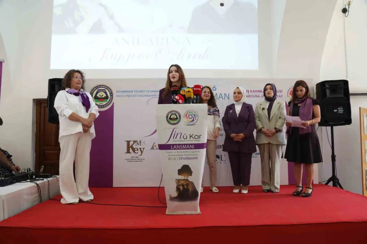 Diyarbakır Ticaret ve Sanayi Odası (DTSO) İş Kadınları Meclisi tarafından hazırlanan Jin u Kar dergisinin ilk sayısı düz