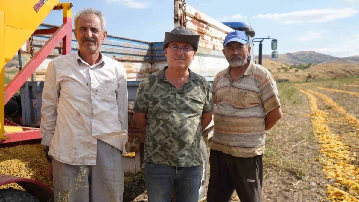 Kabak çekirdeği üreticisi Abdulkadir Kızıl (Solda) açıklama yaptı