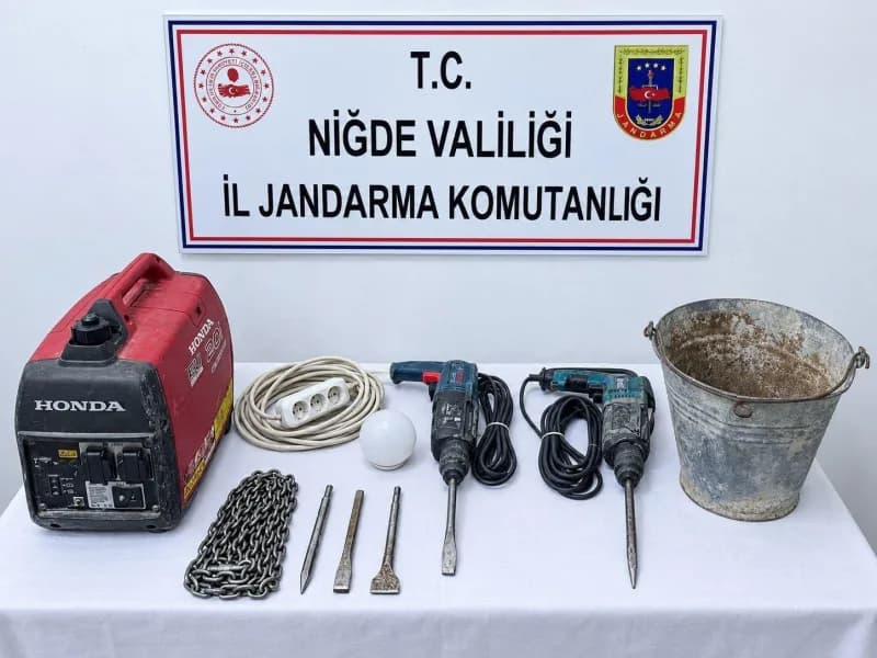 Niğde Çiftlik ilçesinde jandarma ekiplerinin kaçak kazı operasyonunda ele geçirilen kazma ve diğer kazı malzemeleri