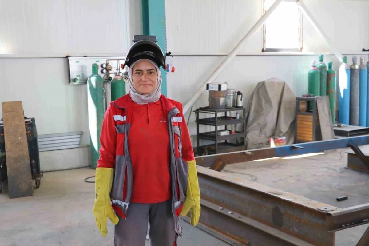 Erzurum’un Oltu ilçesinde yaşayan 44 yaşındaki Kader Güzel, yaklaşık 30 yıldır demir kaynakçılığı yaparak geçimini sağlı
