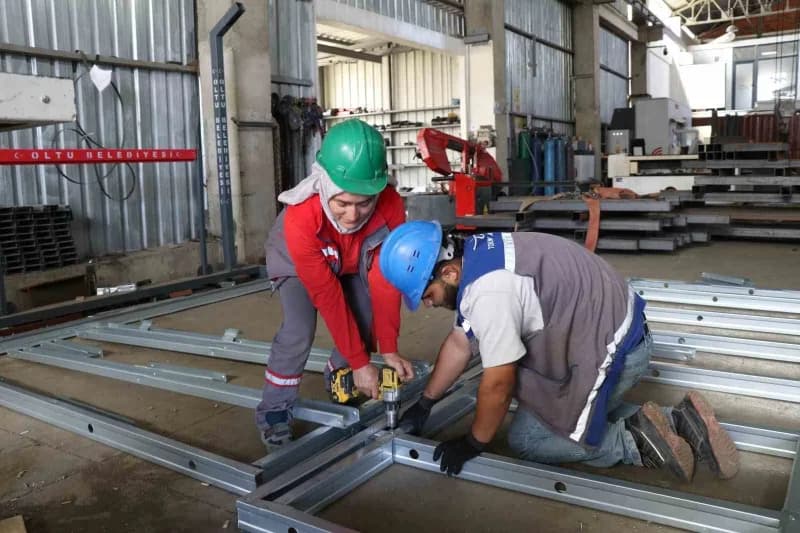 Erzurum’un Oltu ilçesinde yaşayan 44 yaşındaki Kader Güzel, yaklaşık 30 yıldır demir kaynakçılığı yaparak geçimini sağlı