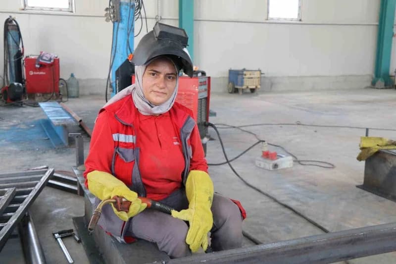 Erzurum Oltu'da kadın kaynak ustası Kader Güzel iş başında kaynak yaparken