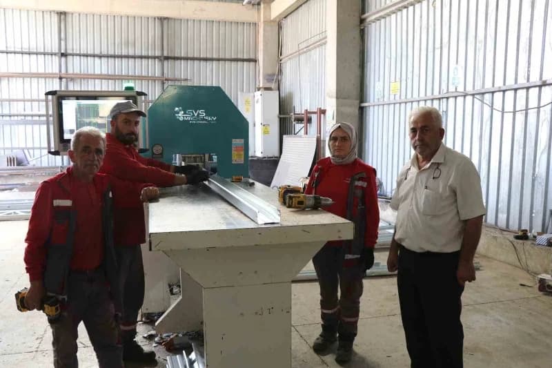 Erzurum’un Oltu ilçesinde yaşayan 44 yaşındaki Kader Güzel, yaklaşık 30 yıldır demir kaynakçılığı yaparak geçimini sağlı