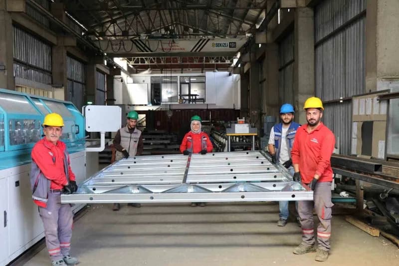 Erzurum’un Oltu ilçesinde yaşayan 44 yaşındaki Kader Güzel, yaklaşık 30 yıldır demir kaynakçılığı yaparak geçimini sağlı