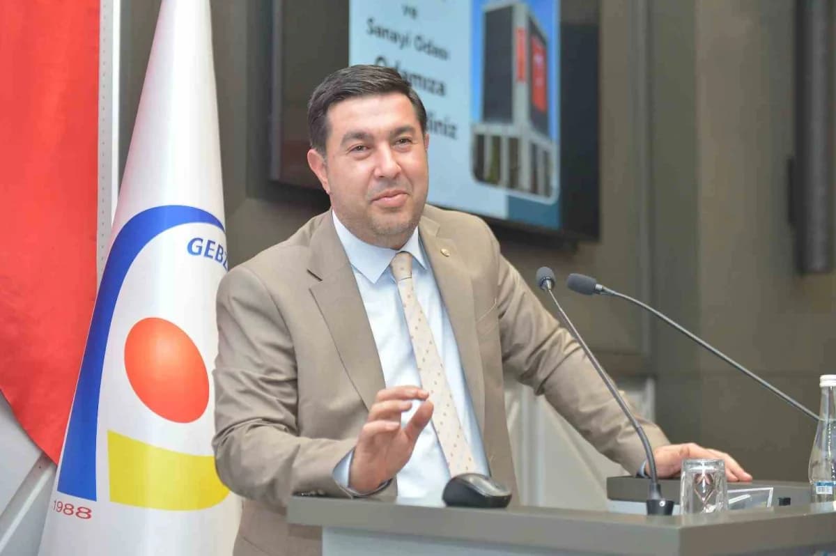 Kars Ticaret ve Sanayi Odası Başkanı Kadir Bozan basın açıklaması yaparken